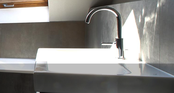 Helles modernes Bad mit freistehender Badewanne und Dusche